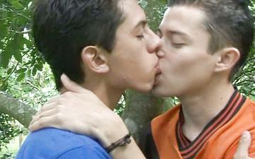 Download Latino fuck and facial in a public park