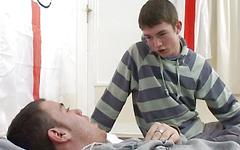 Guarda ora - C.j. jacks and lee bryan fuck in a council flat with no condom.