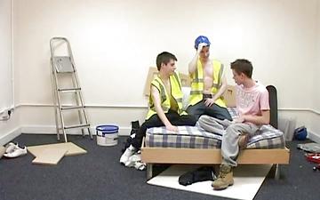 Descargar Nineteen-year old brit twinks breed each other in a threesome