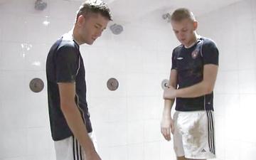Herunterladen Brit footballers 69 and fuck in the shower after practice