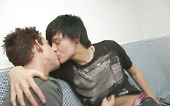 Ver ahora - Athletic twink and skater punk get down for blowjobs and anal