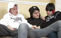 Ver ahora - Hoodie wearing brit skaters suck and fuck in a threesome