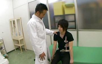 Descargar Feminine asian twink has his cock vibrated with toys by his doctor