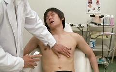 Regarde maintenant - Asian twink cums on his own belly after his ass is played with