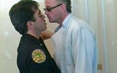 Guarda ora - Athletic cop sucks and fucks a perp in jail cell