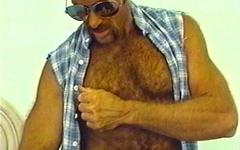 Ver ahora - Masculine muscle bear with a big cock in vintage solo masturbation scene