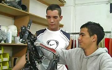Télécharger Three athletic twinks get it on in hot BDSM-themed sex scene