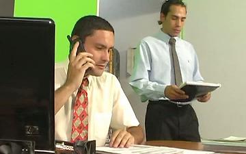Télécharger Handsome European jocks in workplace threesome group sex scene