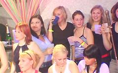 Guarda ora - Amateur ladies get it on with male strippers