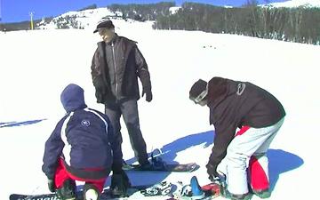 Descargar Athletic europeans get it on in a ski lodge