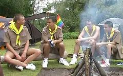 Guarda ora - Scout masters have a threesome on their first big outing in the woods