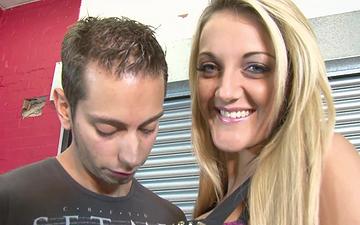 Herunterladen Hot british blonde spreads her legs and her lips to take her lover's long c