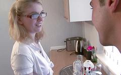 Guarda ora - Nerdy nanny in glasses swallows sperm for the first time