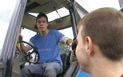 Kijk nu - Athletic european twinks suck and bareback fuck in a tractor