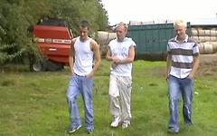 Jetzt beobachten - Three european twinks have a bareback threesome outdoors