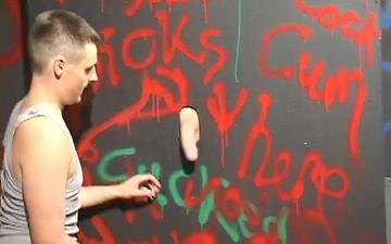 Télécharger Cute twink sucks a cock through a glory hole in hot blowjob scene