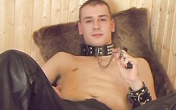 Télécharger Cute UK twink Adam in a BDSM-themed solo masturbation session