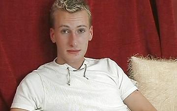 Télécharger Athletic UK twink amateur Aaron in hot BDSM-tinged solo masturbation scene