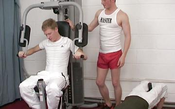 Scaricamento Three hot twinks have a bareback threesome at a gym