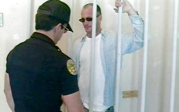 Herunterladen Hung latino cop fucks older prisoner up the ass