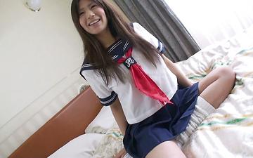 Télécharger Brunette asian shizuku morino gives oral wearing a sailor suit