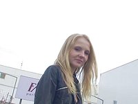 Jetzt beobachten - Pretty blonde 19-year-old goldie blows a guy in a store changing room