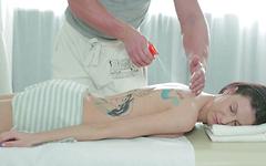 Kijk nu - Slender 19-year-old brunette lilu tattoo gets a massage with fucking