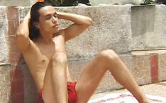 Ver ahora - Latino twinks suck and fuck outdoors and poolside in hot scene