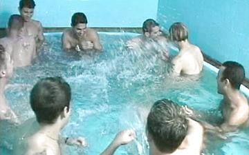 Télécharger Hung white jocks fuck in a public pool