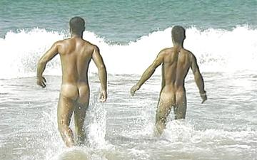 Scaricamento Bronzed rio buddies splash in warm surf and fuck holes in steamy jungle