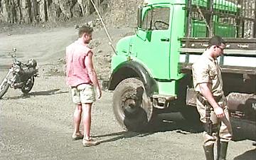 Descargar Muscle hunks have rough sex on a gravel road