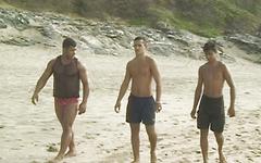 Ver ahora - Latino hunks have a public threesome by the beach 