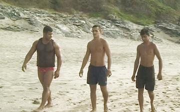 Downloaden Latino hunks have a public threesome by the beach 