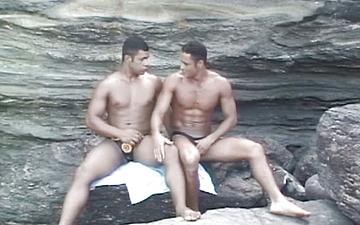 Télécharger Latino muscle jocks have rough public sex by the beach