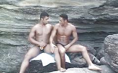 Ver ahora - Latino muscle jocks have rough public sex by the beach