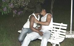 Regarde maintenant - Black jocks have a threesome at night in the park