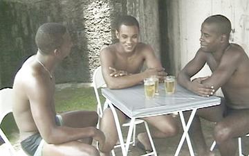 Télécharger Public threesome with three black gay guys.