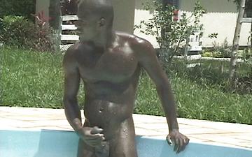 Descargar Black muscle hunks have a threesome by the pool