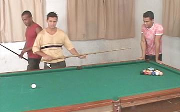 Scaricamento Hunky jocks have an interracial threesome on a pool table