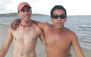 Télécharger White jock rims and fucks his latino buddy on the beach