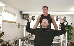 Jetzt beobachten - Two muscle jock gym buddies fuck raw on the weight bench