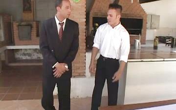 Descargar Guy's butler gets plowed in the ass by his boss who wears a suit.