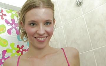 Herunterladen Angel hott uses her favorite vibrator on her pussy in the shower