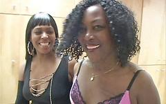 Jetzt beobachten - Two black chicks share a white dick in interracial ffm threesome