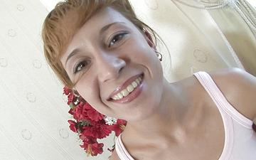 Herunterladen Ruby girl saugt das ganze sperma aus seinem ungeschnittenen schwanz