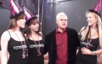 Télécharger Cytherea, nikki sexx et jennifer white s'en donnent à cœur joie lors de ce gang bang.