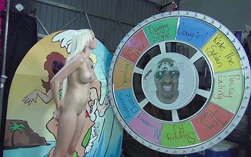 Herunterladen Rikki six liebt es, sich zu drehen und zu ficken, während sie das wheel of debauchery spiel spielt