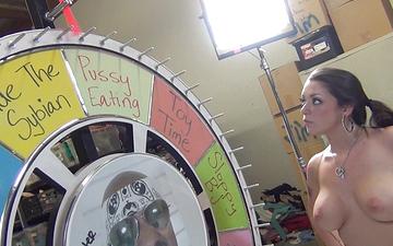 Herunterladen Melina mason dreht squirting am rad der ausschweifung!