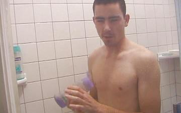 Scaricamento Hung latino beats off in the shower