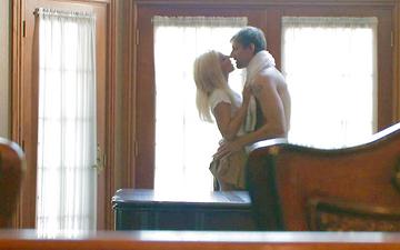 Downloaden Pretty blonde kirra kiss in hidden camera voyeur sex scene